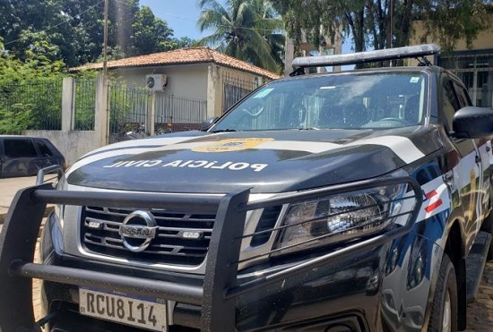 Mulher Presa Suspeita De Acorrentar Filho De Anos Em Casa No Norte